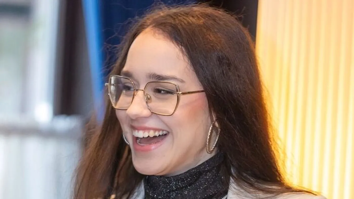 Kiszel Jennifer szerelmes és első dalával debütált