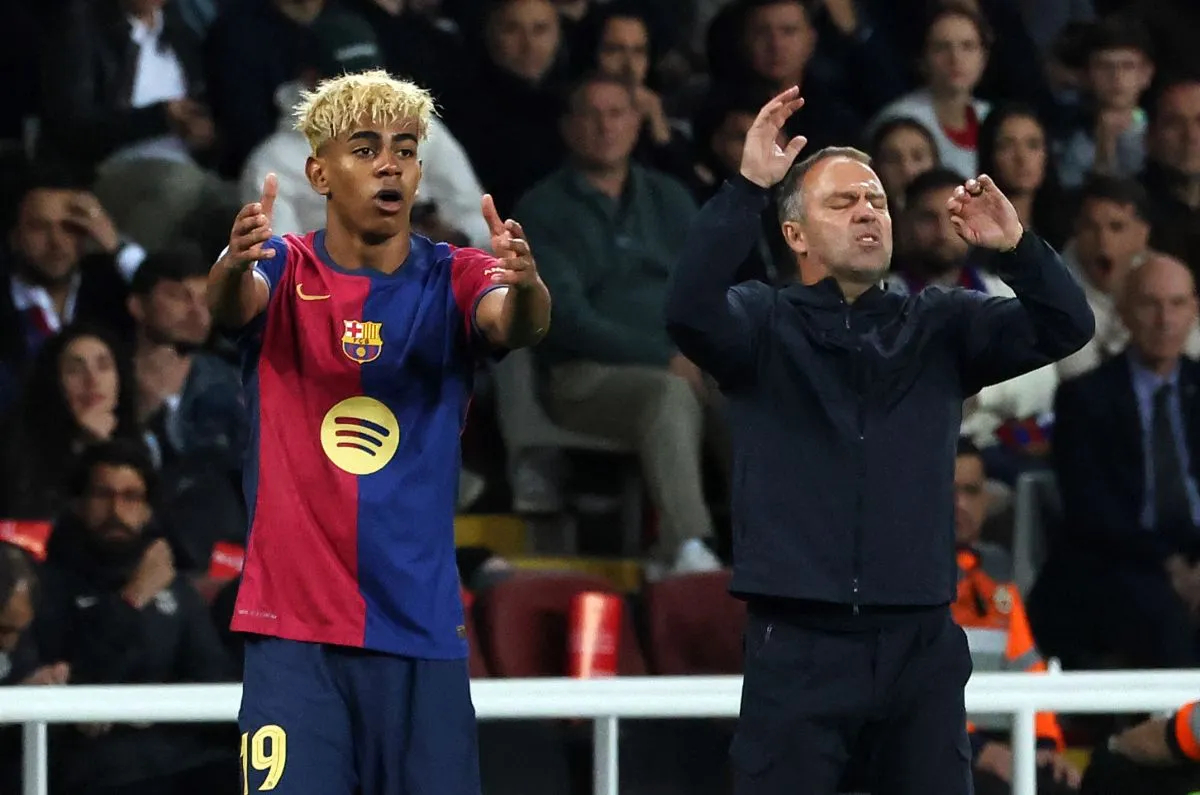 Flick (jobbra) nem örült, hogy nem pihentethette eleget Yamalt a BL-visszavágó előtt