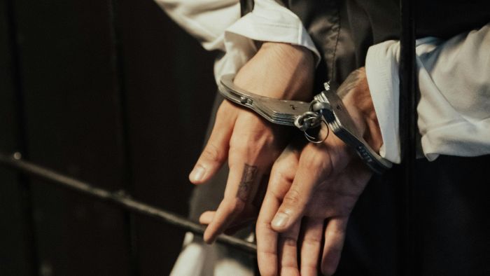 Pokoli: Öt ember tudta csak leszedni a késelőt a nőről