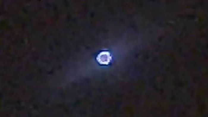 Megdöbbentő videó: titokzatos, pulzáló UFO lebegett 15 percig az égbolton