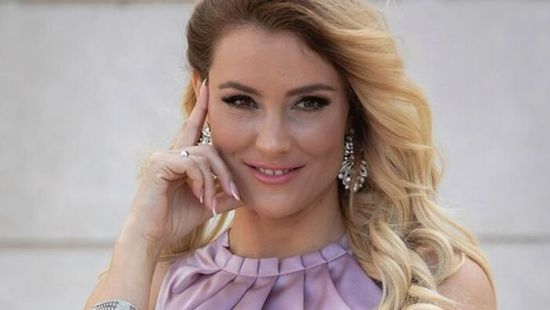 Szexi bikinire vetkőzve jakuzzizik Balogh Edina