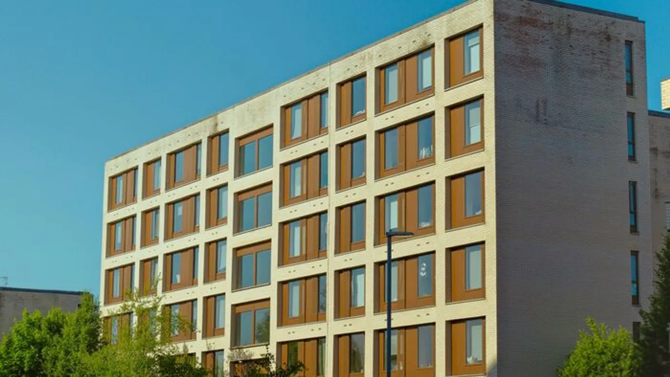 17 hónapos kislány esett ki egy legfelső emeleti lakásból