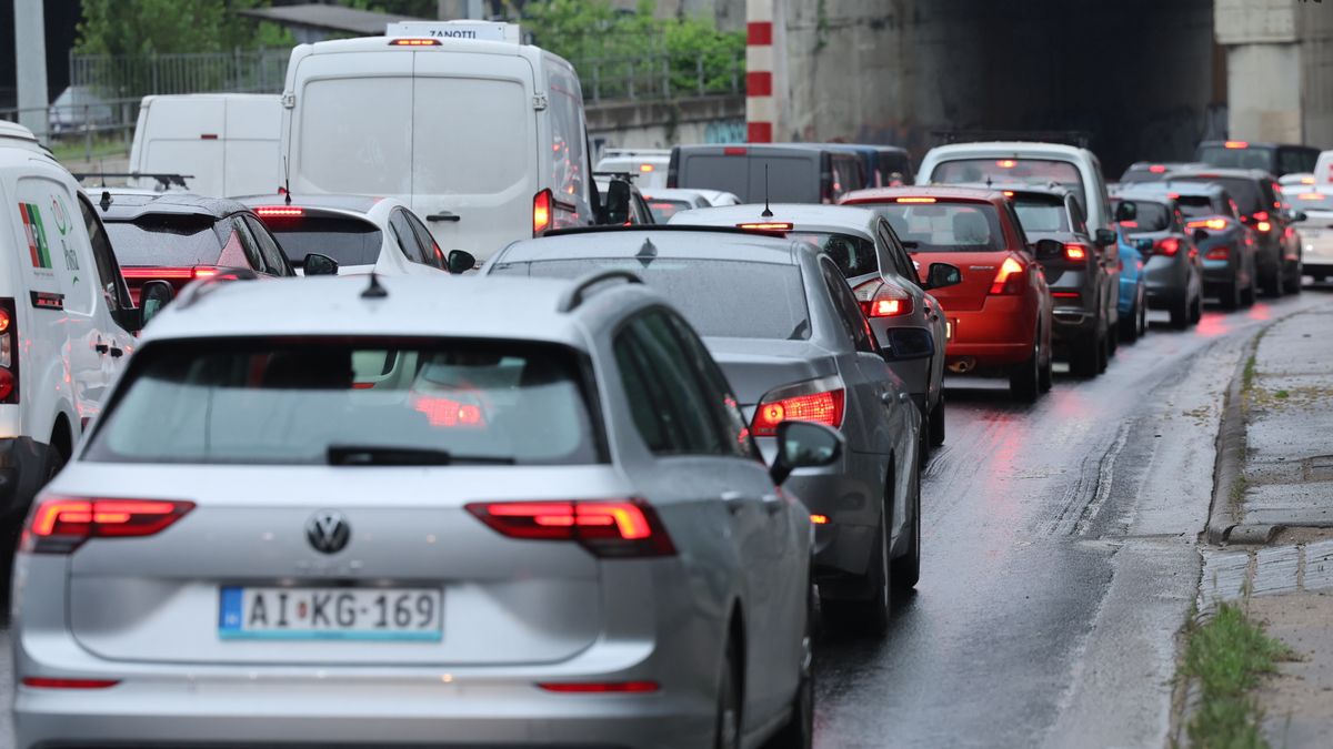 Kezdődik az érettségi, máris lehetetlen a közlekedés Budapesten - Fotó