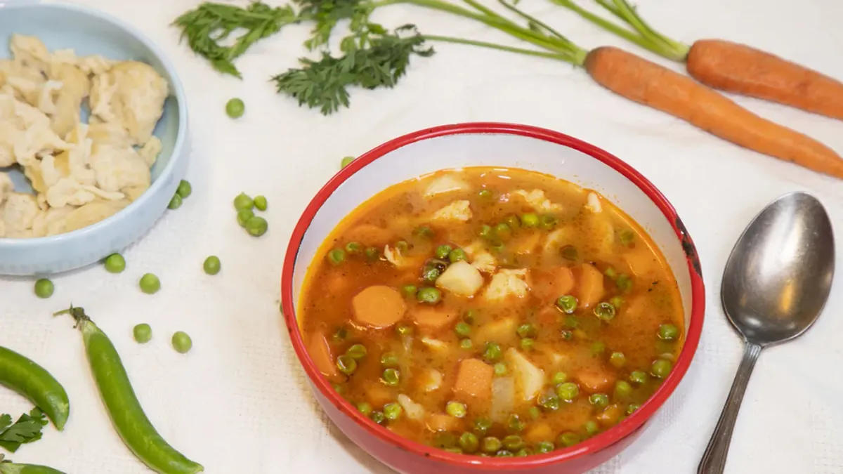 Teltebb lesz a tavaszi zöldborsóleves egy kis reszelt krumplitól.