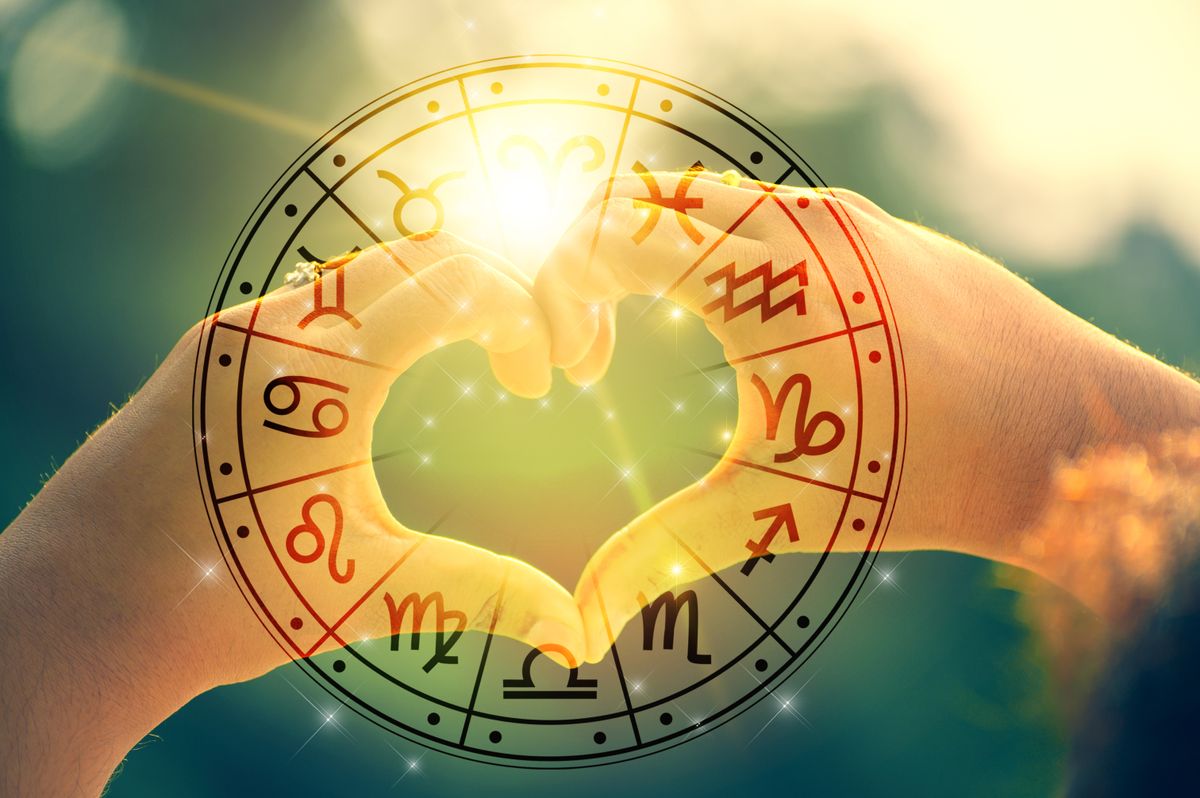 The,Hands,Of,Women,And,Men,Are,The,Heart,Shape