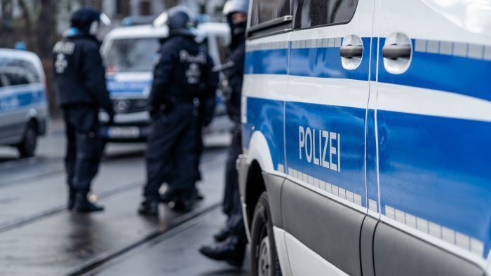 Magyar férfit üldöznek a rendőrök: fejbe lőtte élettársát