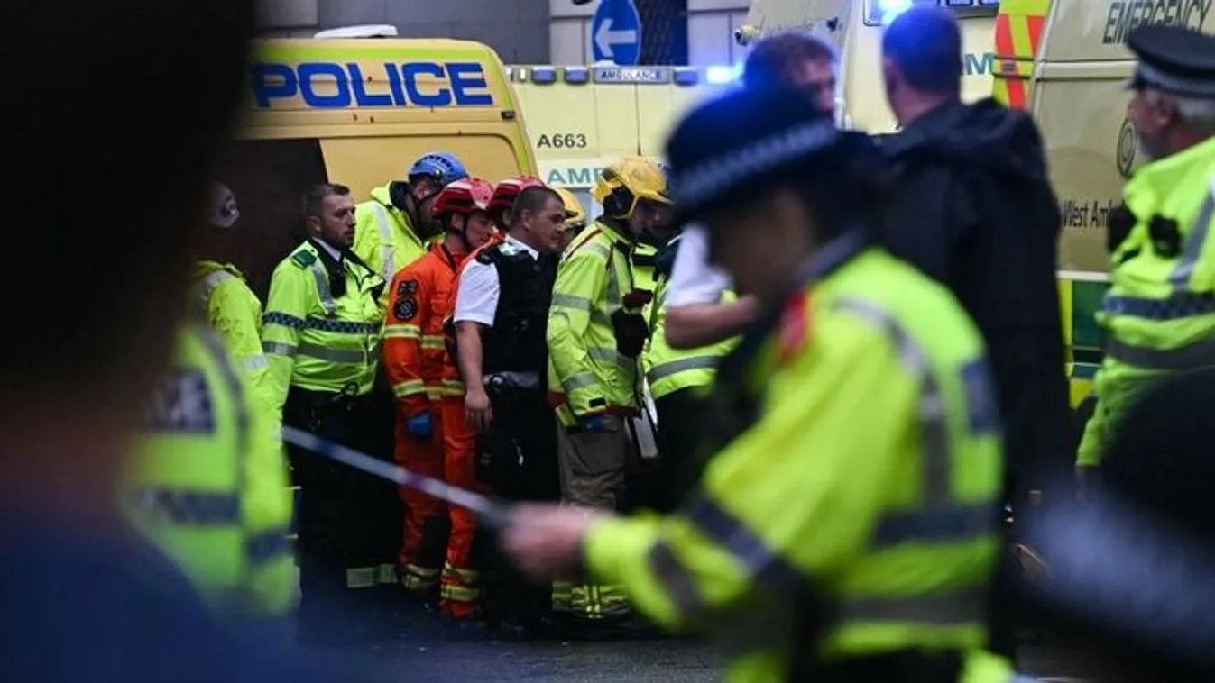 Belehajtott egy autó a Liverpoolt ünneplő tömegbe