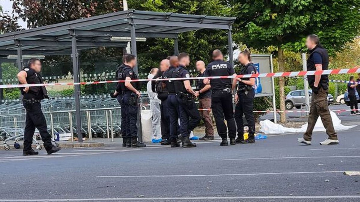 Tinifiút fejeztek le baltával egy francia Lidl parkolójában