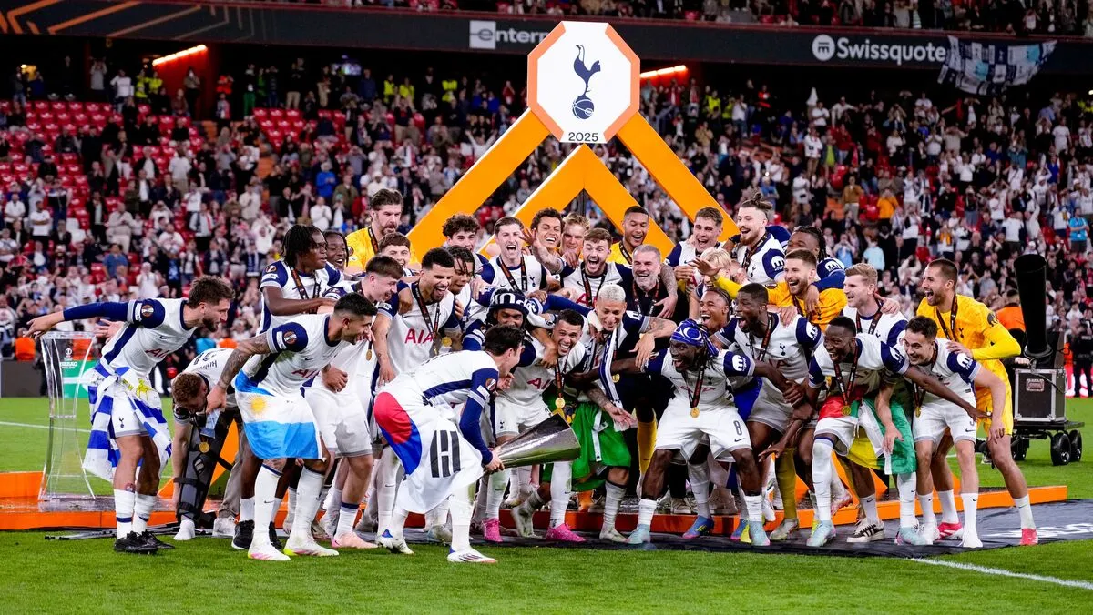 Szon Hung Min viszi a trófeát a Tottenham játékosokhoz az Európa-liga-döntő megnyerése után