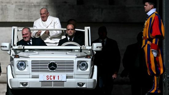Daciával vitték misézni az egyházfőt  – mutatjuk, milyen pápamobillal járnak, ha elhagyják a Vatikánt