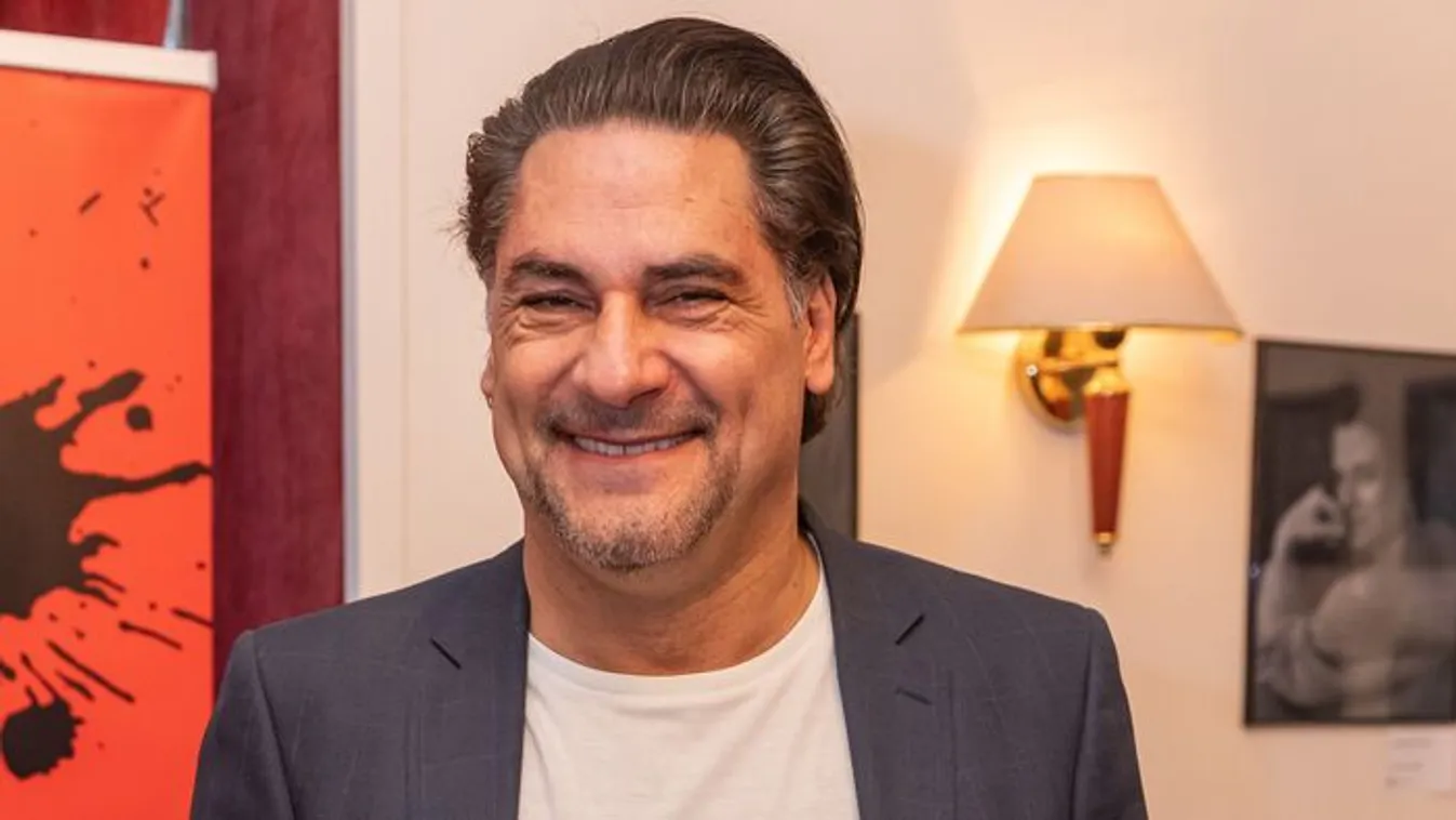 Árpa Attila fél év alatt száz parfümöt vett!