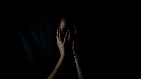 „Egyik lába itt, másik ott” - horror lett urrá az embereken, egy láb hevert a pécsi járdaszegélyen!