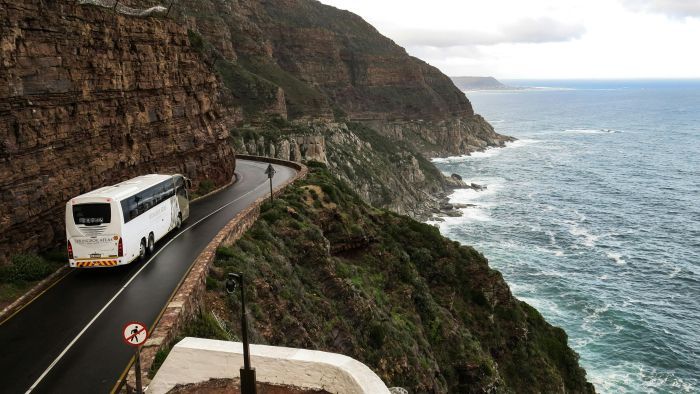 Szakadékba zuhant egy busz, nem hiszed el, kik ültek rajta
