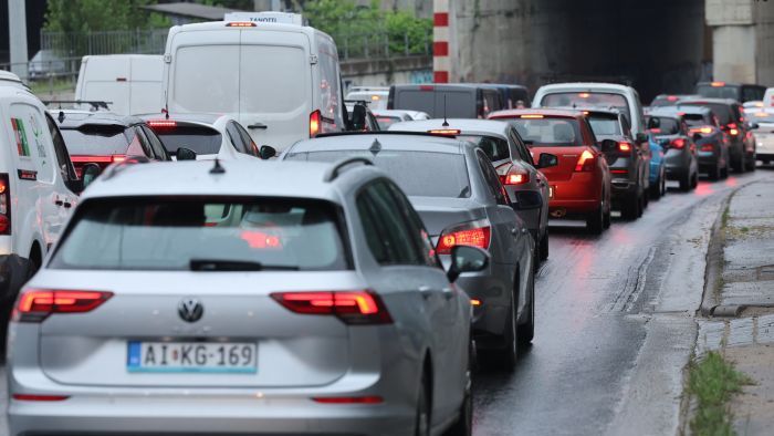 Kezdődik az érettségi, máris lehetetlen a közlekedés - Fotó