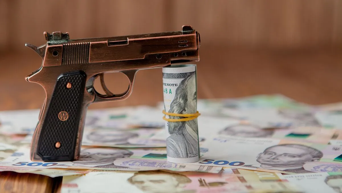 Gun,And,Stack,Of,Money,,Drugsand,Lying,On,The,Hryvnia, férfi