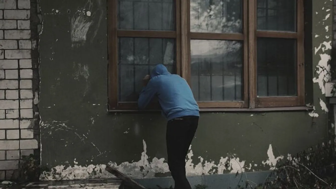 Késsel és ollóval felfegyverkezve törtek be egy nő lakásába