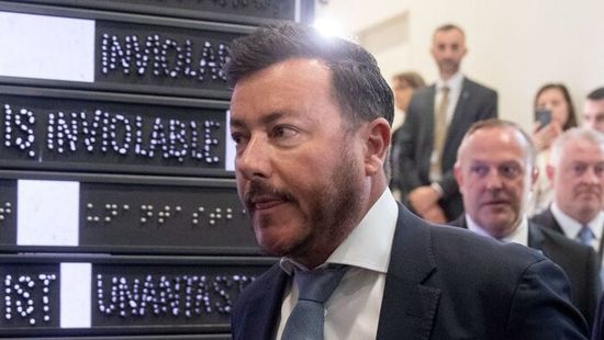 27 millióért vett ágyneműt, majd eltüntette a Ferrariját - így omlott össze a magyar származású milliárdos luxusbirodalma