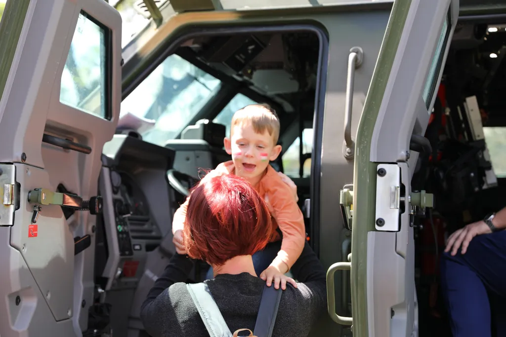 Harcászati járművek és eszközök bemutatója a Városligetben