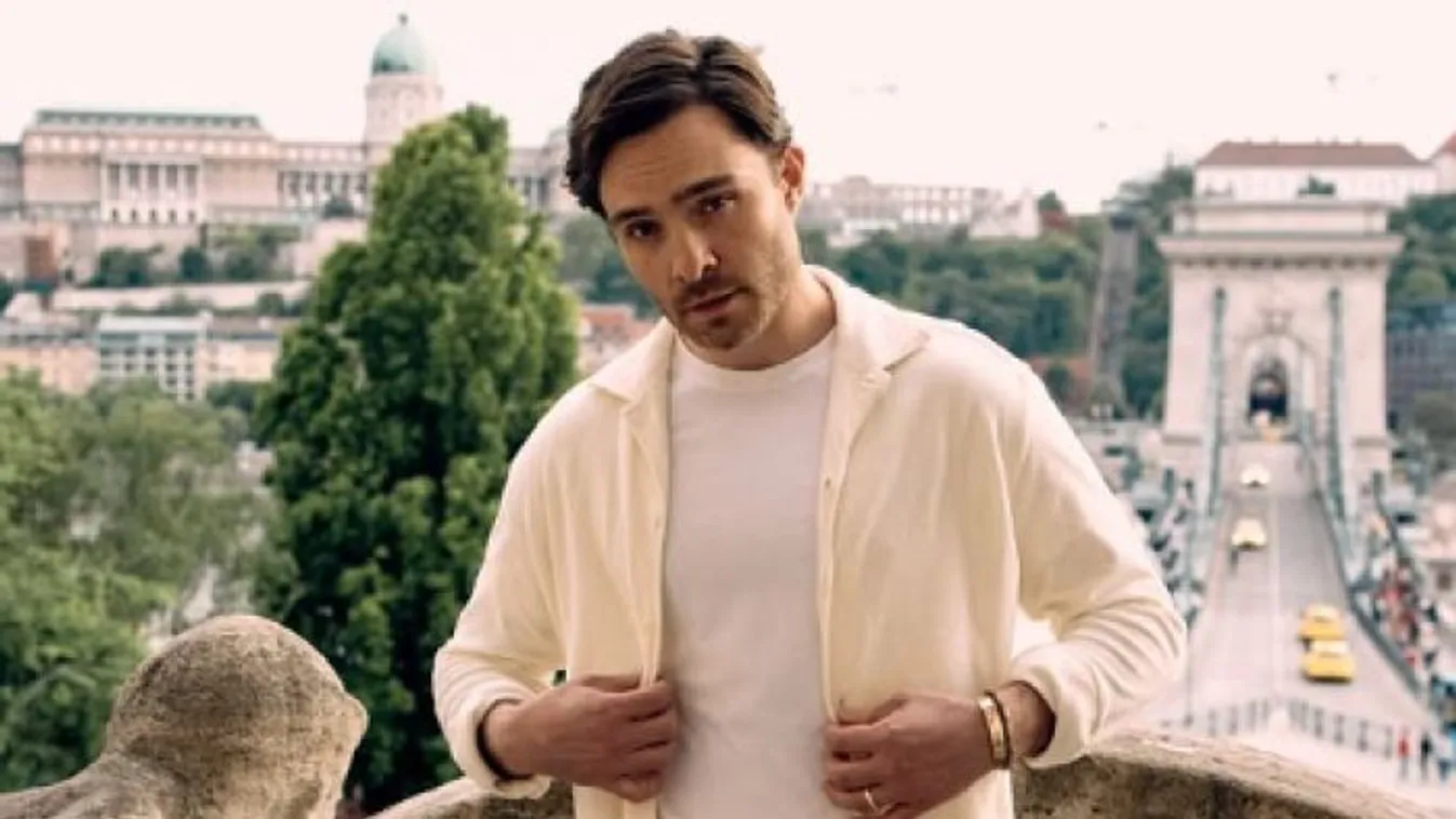 A Gossip Girl színésze Budapesten pihen feleségével