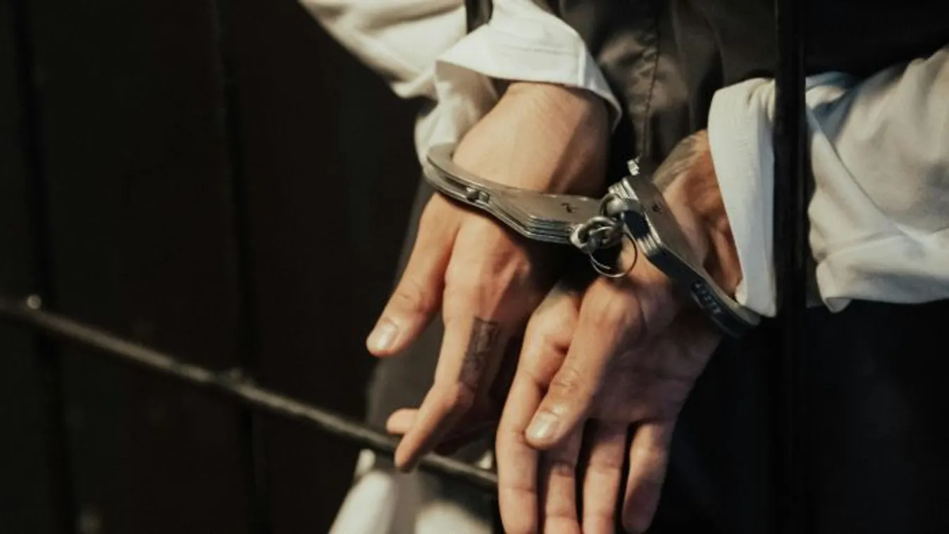 Pokoli: Öt ember tudta csak leszedni a késelőt a nőről