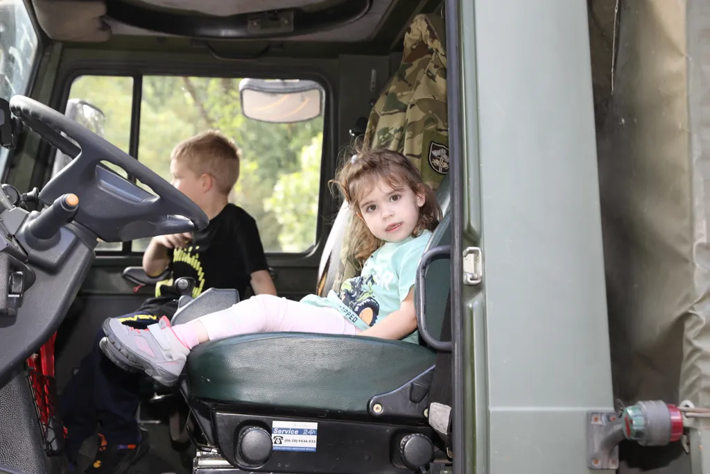 Harcászati járművek és eszközök bemutatója a Városligetben