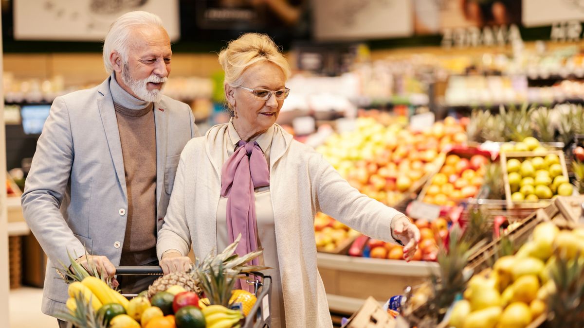A,Senior,Couple,Is,Buying,Fresh,Fruits,At,The,Hypermarket.