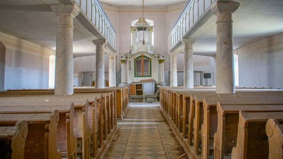 Rengeteg por és törmelék: Nyom nélkül tűntek el a hívők a magyar falu templomából - galéria