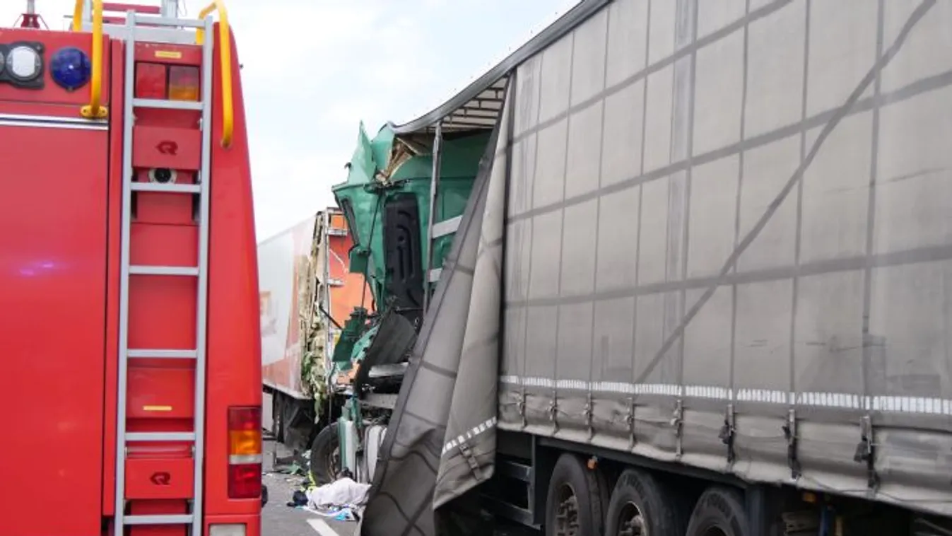 Felkavaró fotók az M5-ös tragédiáról: azonnal szörnyethalt az utas