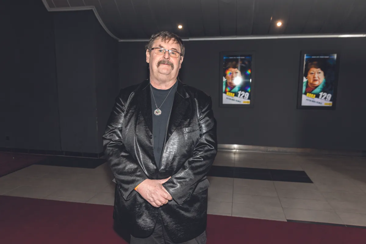 Kovi Visszatér a pornókirály, újra elkezd forgatni.