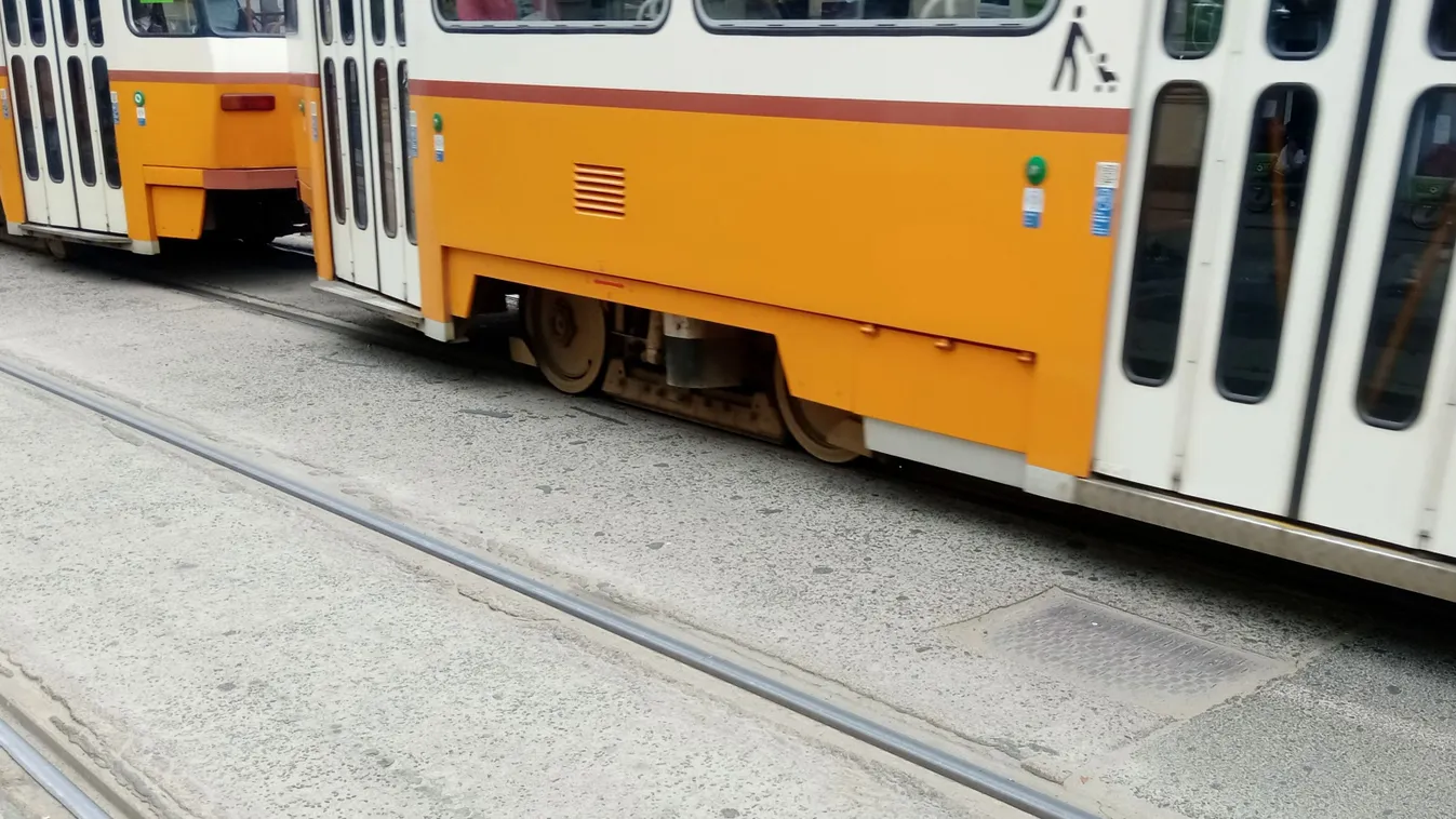 Beszakadt az út Budapesten, nem járnak a villamosok