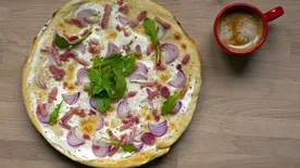 Sült szalonnás, lila hagymás, tejfölös krumplilángos: végre egy rendes étel!