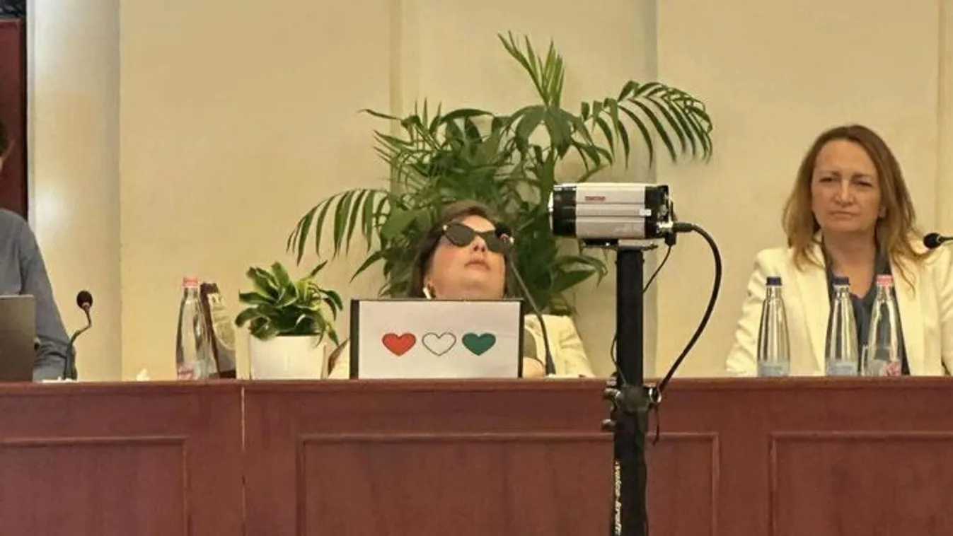 Nagyon furcsán viselkedett Magyar Péter képviselője a Fővárosi Közgyűlésen – Fotók