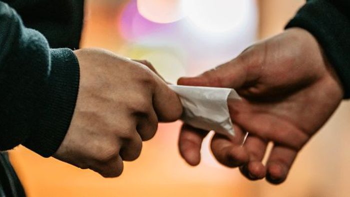 Júniustól nincs kímélet! Vagyonelkobzás, kitiltás, börtön vár a drogdílerekre

