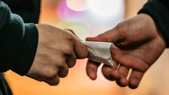 Újabb tizenkét drogdíler ellen emeltek vádat