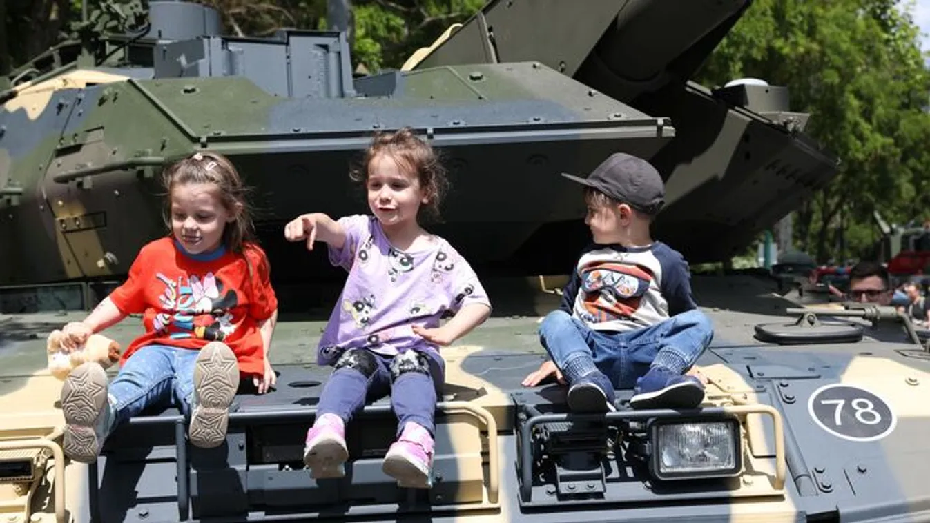 Gyereknap: imádták a kicsik a honvédség gépszörnyeit