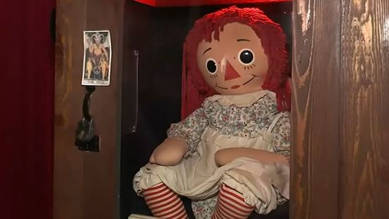 Baj van: eltűnt a démoni Annabelle baba, kiszabadult a gonosz?
