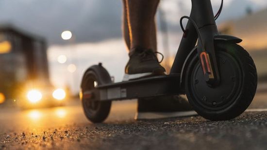 Rejtélyes baleset Békéscsabán: a rollerét is elvitték az ájult fiatalnak