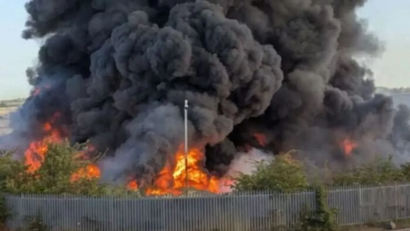 Akkora lángokkal ég egy raktár, hogy még az űrből is látni