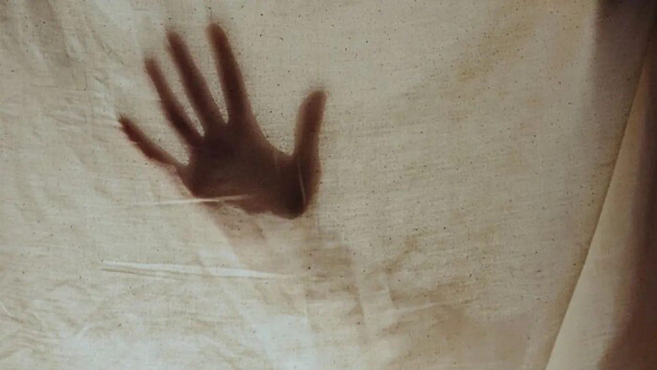 "A mennyezetről bámult rá" - gonosz szellem kínozta Nándikát