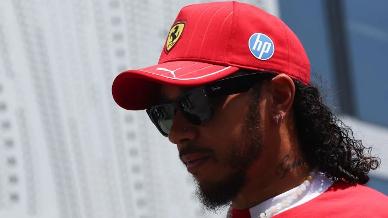 Lewis Hamilton feje fölött összecsapnak a hullámok