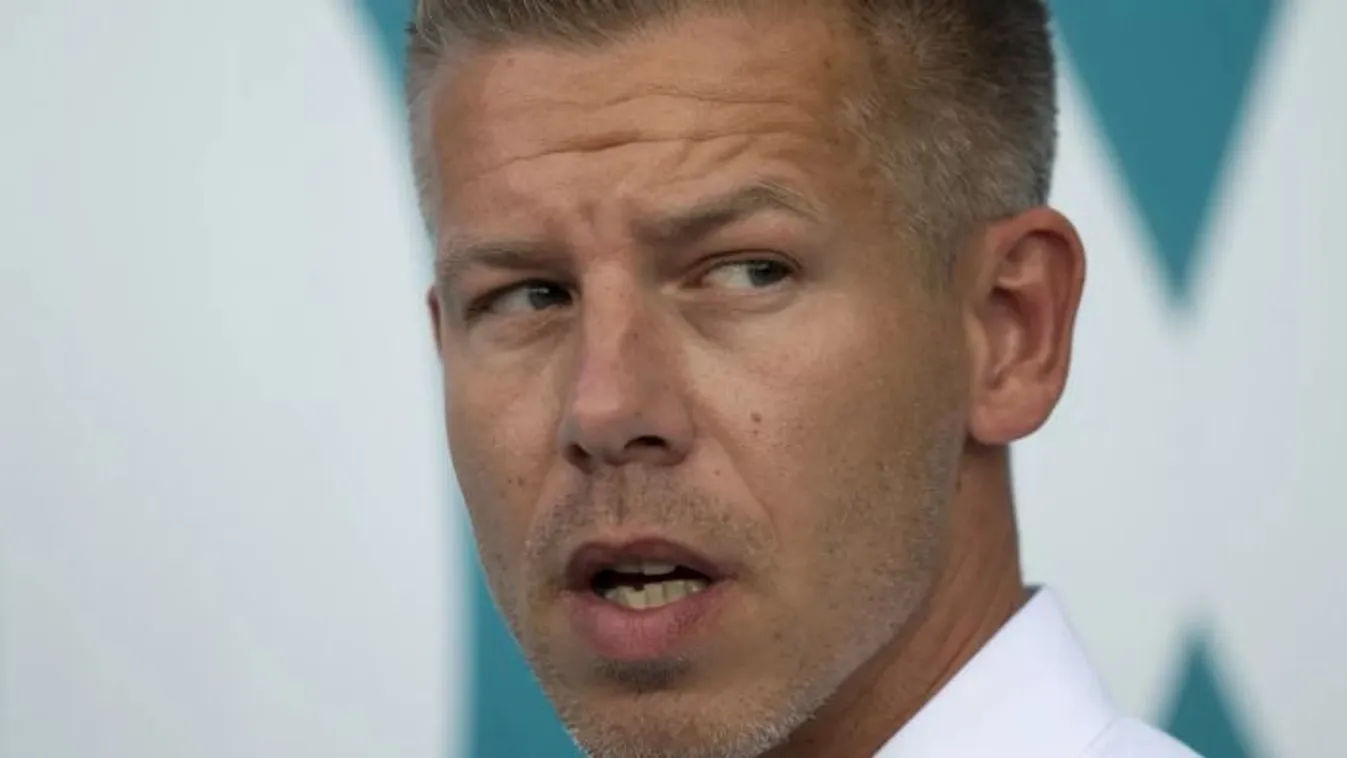 Magyar Péter lyukra futott, maga is belátta. Gyorsan lefújta a "hatalmas" tüntetést...