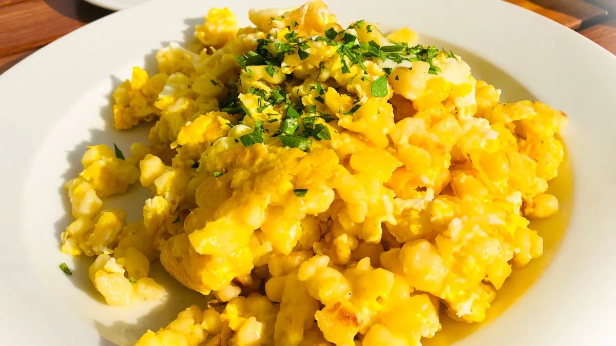 Tojásos nokedli Vegetarian,Austrian,Popular,Dish,Egg,Dumplings,With,Salad.,"eiernockerl".