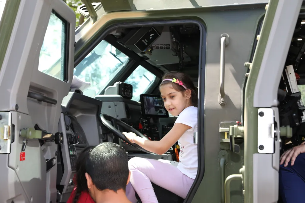 Harcászati járművek és eszközök bemutatója a Városligetben