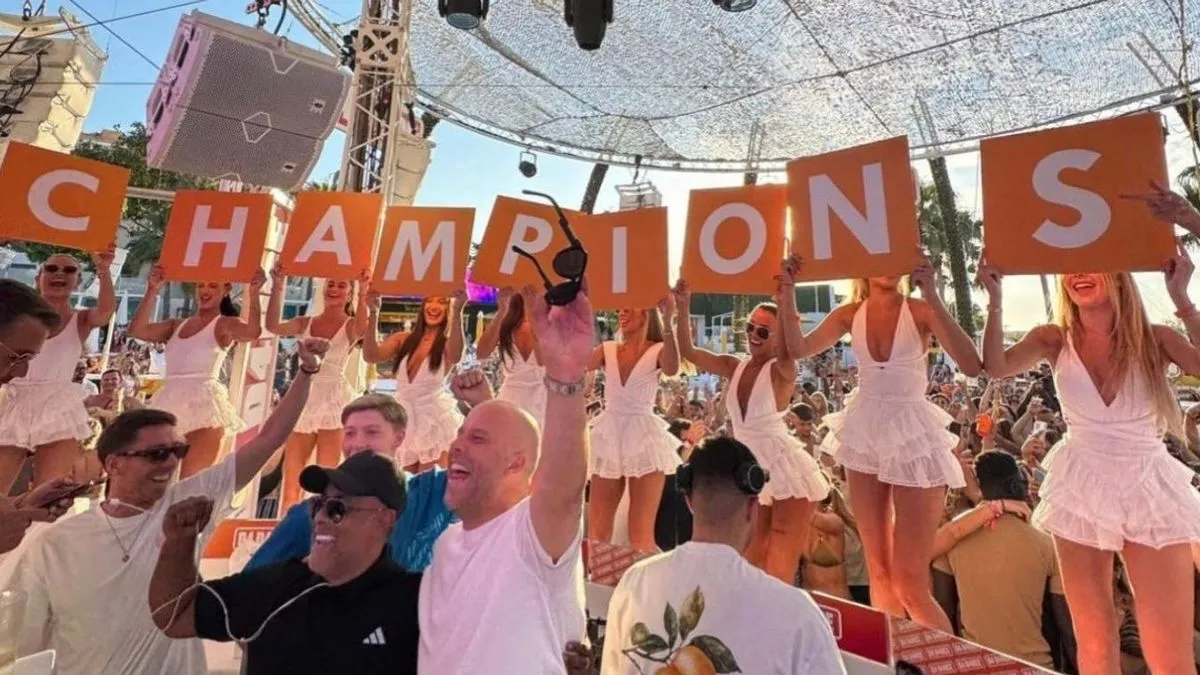 Amíg Szoboszlai Dominikék Dubajban pihentek, Arne Slot Ibizán lazított