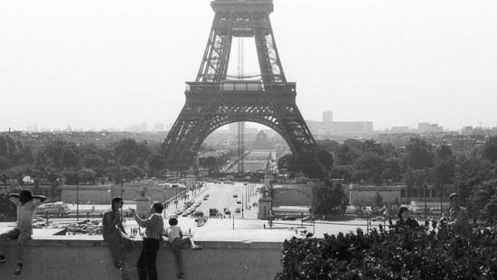 A franciák utálták, de a világ imádja: 136 éve nyílt meg a látogatók előtt az Eiffel-torony – Retro képgaléria