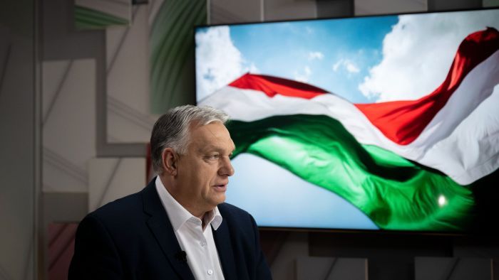 Anyák napja: Orbán Viktor az unokákkal szedett virágot
