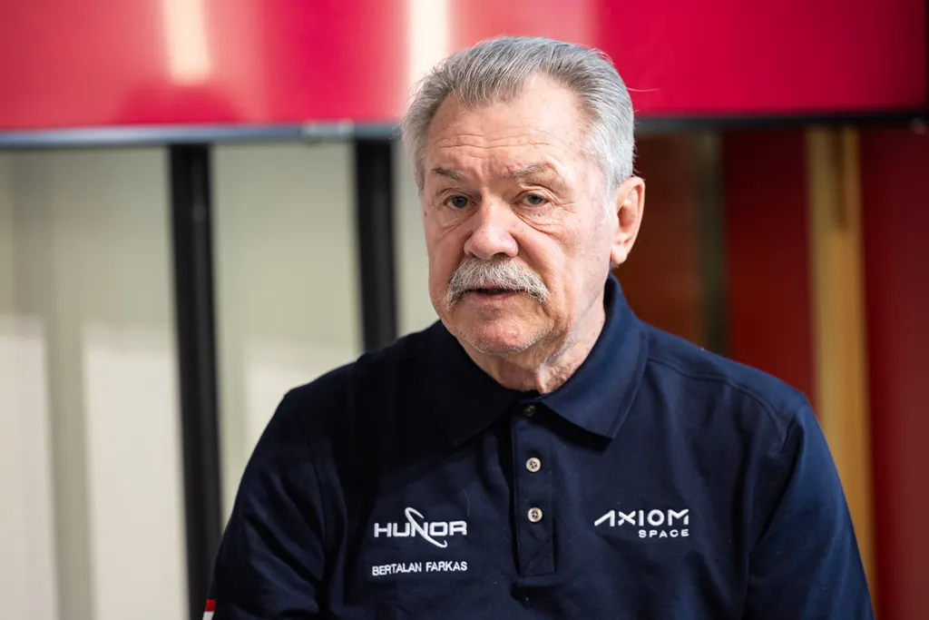 2025.03.12. Budapest

Sajtótájékoztató keretein belül, 2025.03.12-én Budapesten, mutaták be az új Stühmer csokoládét ami alkalmas arra, hogy a következő magyar úrhajós utitársa legyen a Nemzetközi Űrállomáson.

Képen: Farkas Bertalan az első Magyar űrhajó