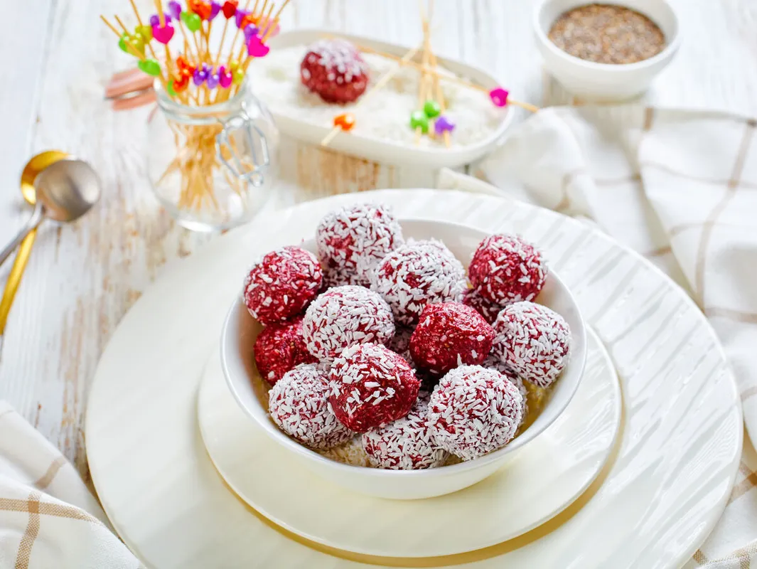 Mindenki kedvence lesz az epres kókuszgolyó.