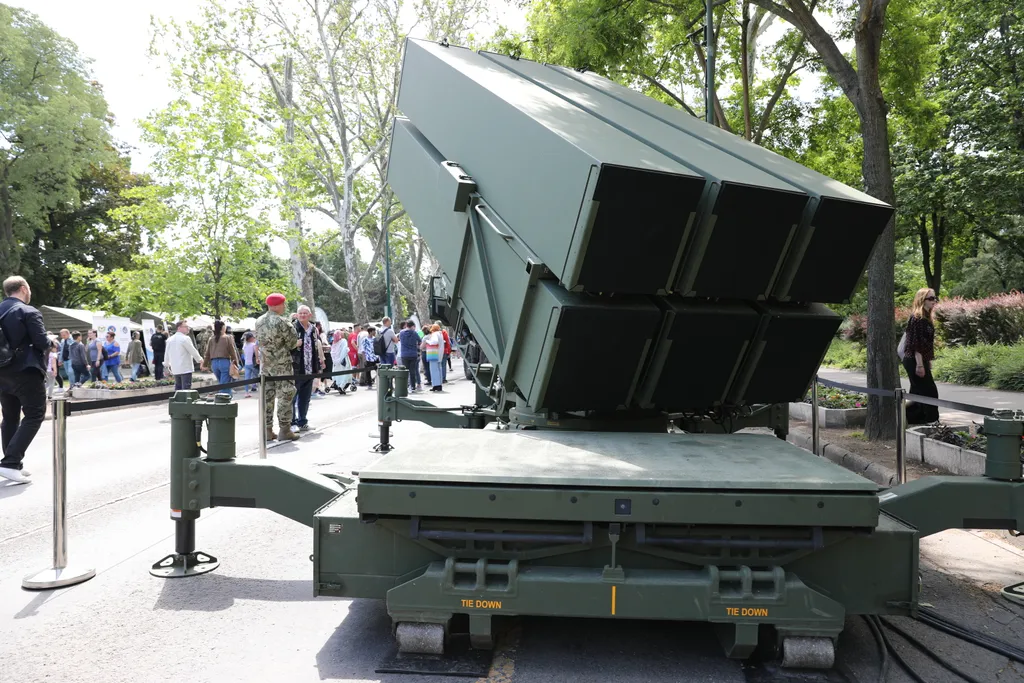 Harcászati járművek és eszközök bemutatója a Városligetben