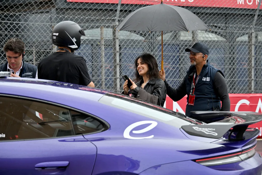 Galéria - telefont nyomkodó sztárok, az internet rabjai - RIPOST
